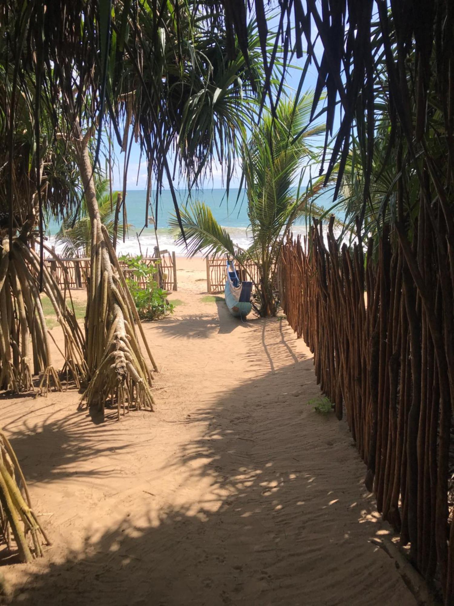 Waves Ranna Cabana And Seafood Bagian luar foto